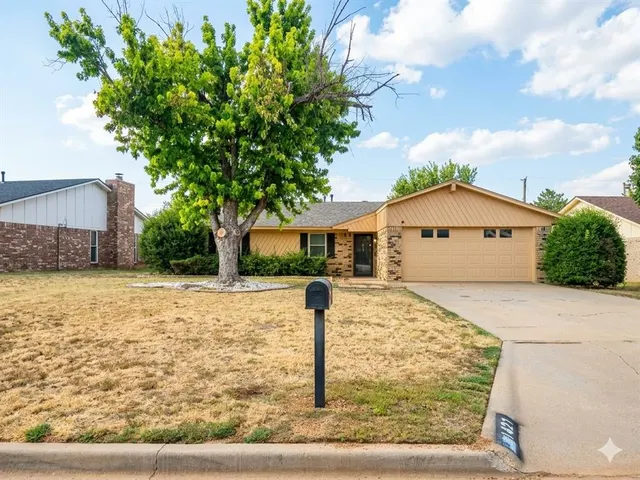 Front exterior — 1421 Savannah Circle, Altus, OK 73521