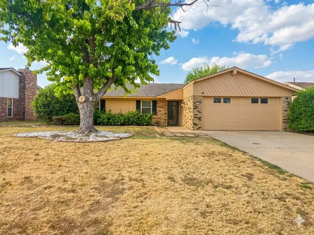 Photo 2 — 1421 Savannah Circle, Altus, OK 73521