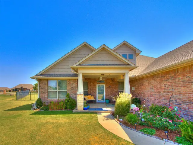Photo 2 — 18455 Stagecoach Trail, Norman, OK 73072