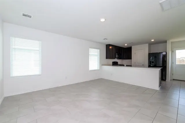 Photo 3 — 10909 SW 23rd Place, Yukon, OK 73099