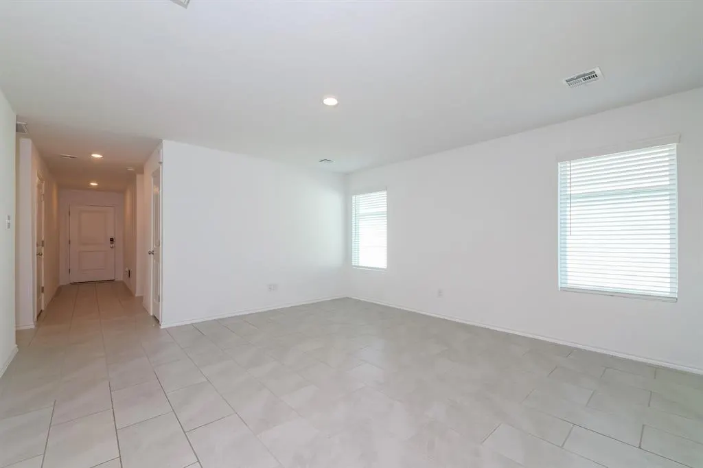 Photo 4 — 10909 SW 23rd Place, Yukon, OK 73099