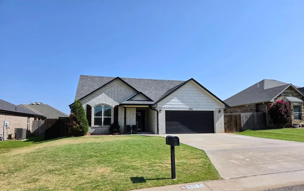 Photo 2 — 1916 Twisted Oak Court, Shawnee, OK 74804