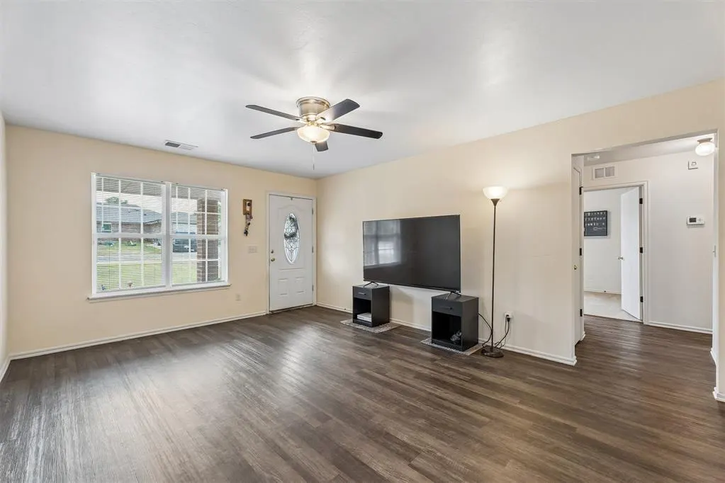 Photo 2 — 637 SW 11th Street, Blanchard, OK 73010