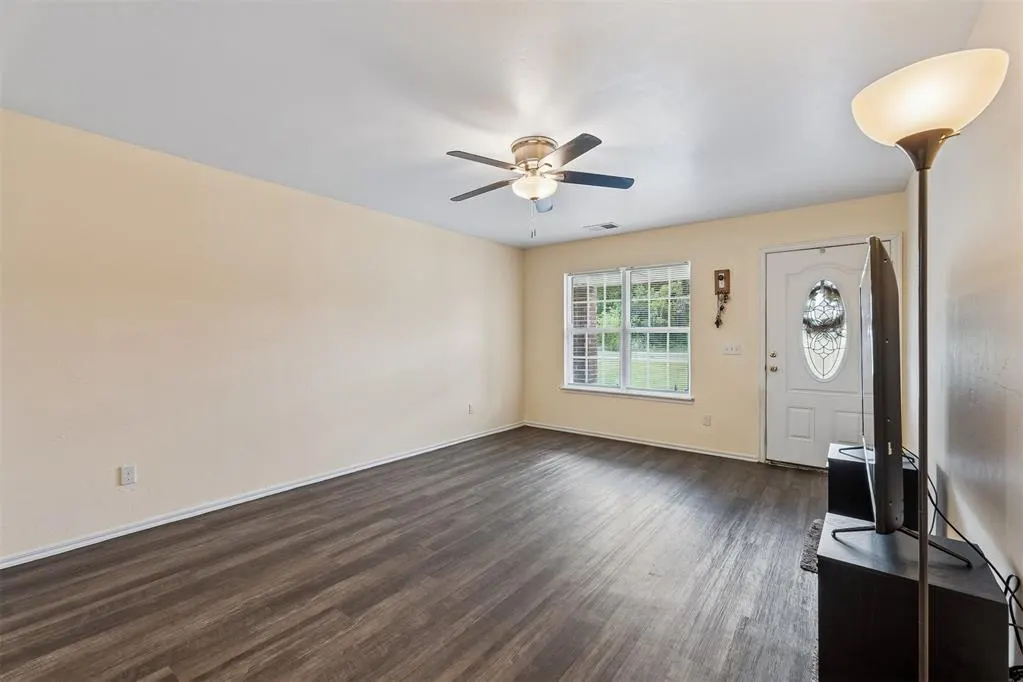 Photo 3 — 637 SW 11th Street, Blanchard, OK 73010