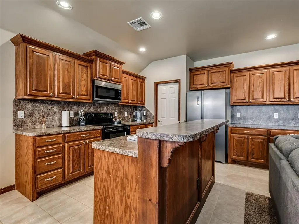 Photo 11 — 725 NW 121st Terrace, Oklahoma City, OK 73114