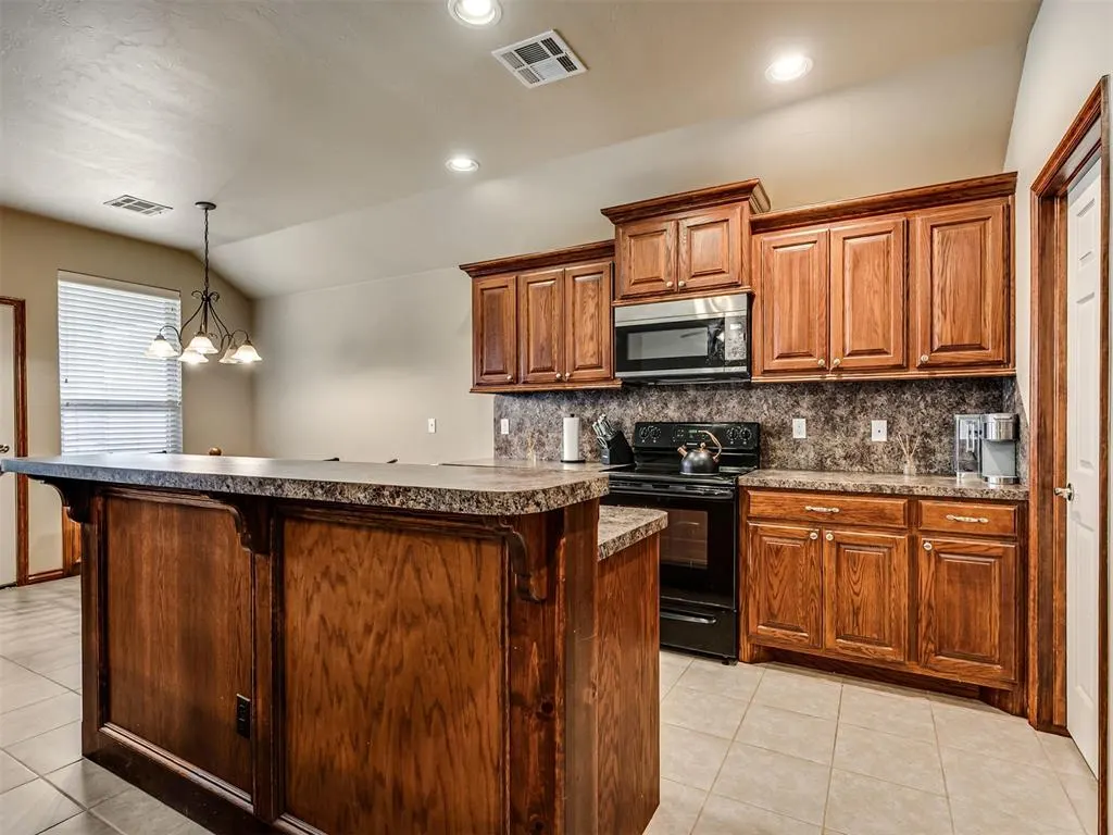 Photo 12 — 725 NW 121st Terrace, Oklahoma City, OK 73114
