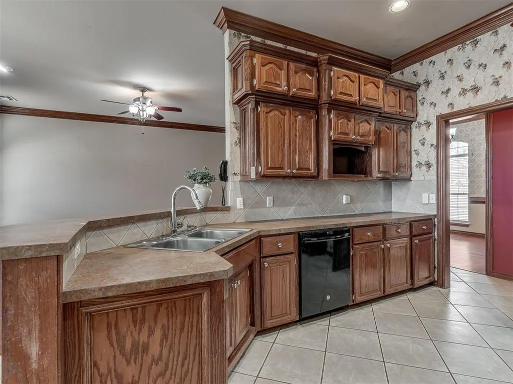 Photo 5 — 2373 Elm Tree Lane, Blanchard, OK 73010