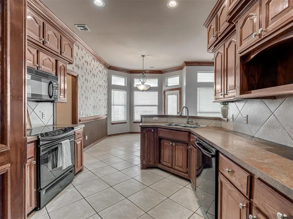 Photo 6 — 2373 Elm Tree Lane, Blanchard, OK 73010