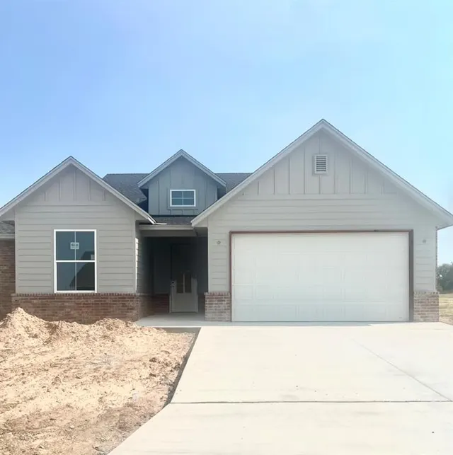 Photo 2 — 505 Blue Bird Lane, Shawnee, OK 74804