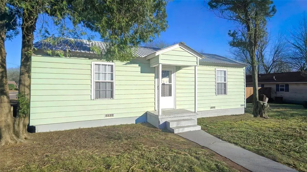Front exterior — 1100 Isabel Street, Ardmore, OK 73401