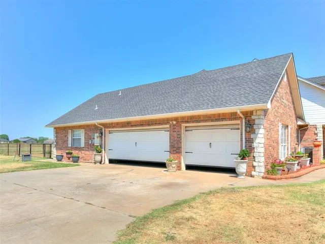 Photo 2 — 5401 Castle Ridge Drive, Mustang, OK 73064