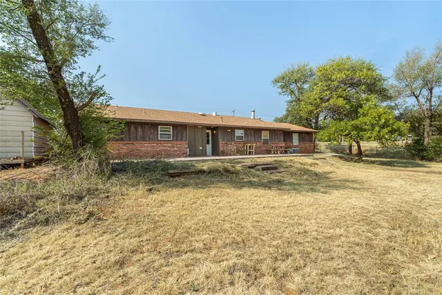 Photo 2 — 903 B Street, Arapaho, OK 73620