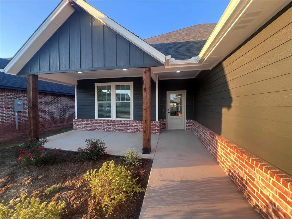 Photo 2 — 208 Outlander Way, Shawnee, OK 74804