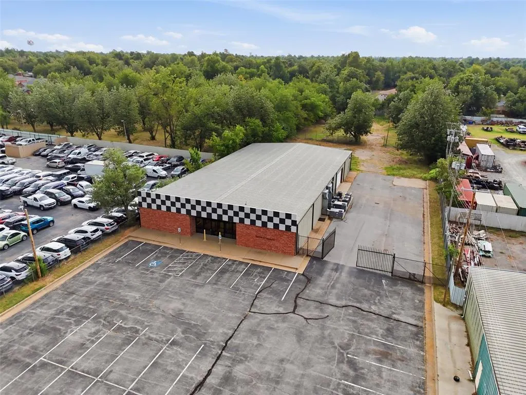 Front exterior — 7820 NW 39th Expressway, Bethany, OK 73008