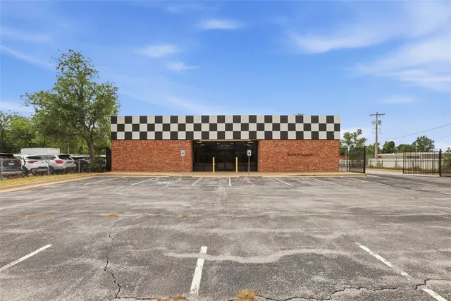 Photo 3 — 7820 NW 39th Expressway, Bethany, OK 73008