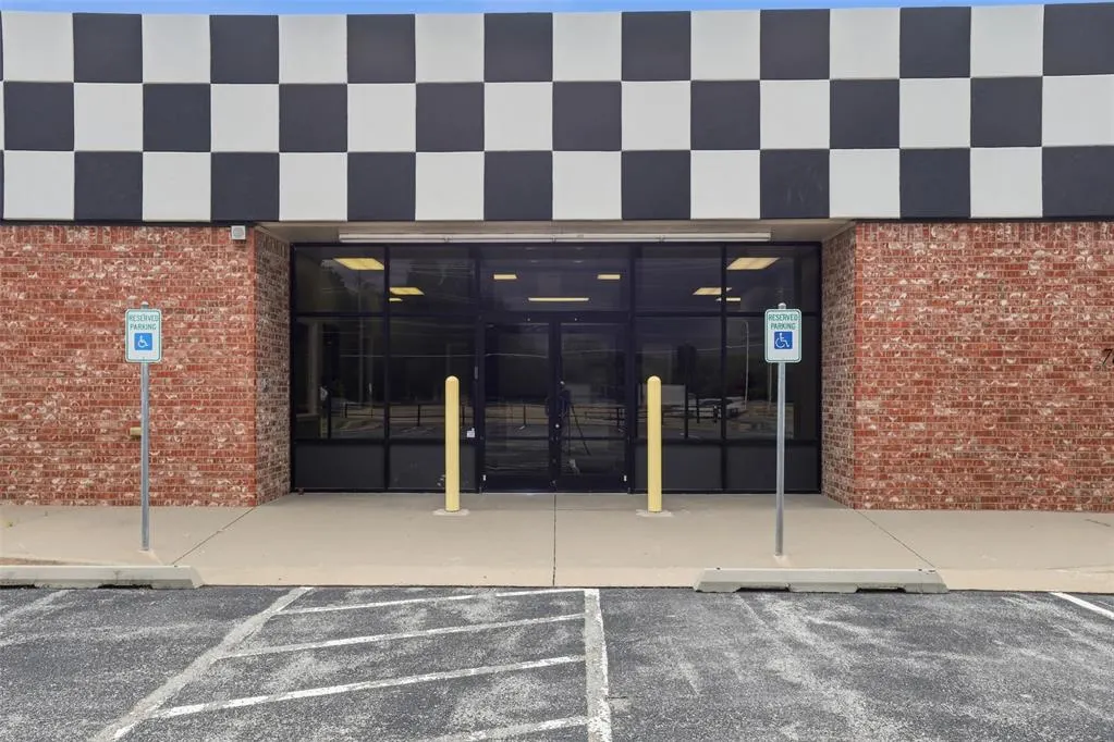 Photo 5 — 7820 NW 39th Expressway, Bethany, OK 73008