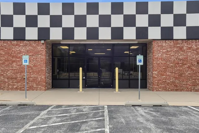 Photo 5 — 7820 NW 39th Expressway, Bethany, OK 73008