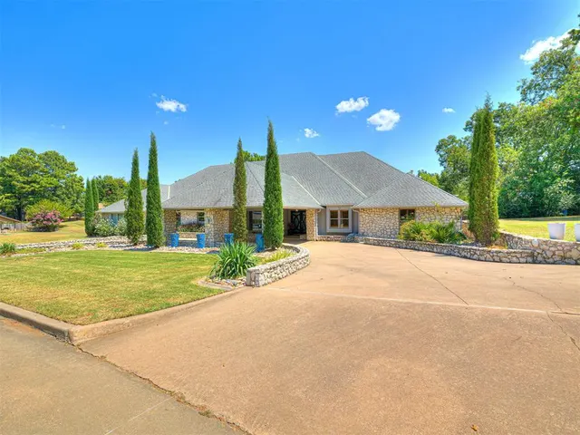Photo 2 — 15 Northridge Road, Shawnee, OK 74804