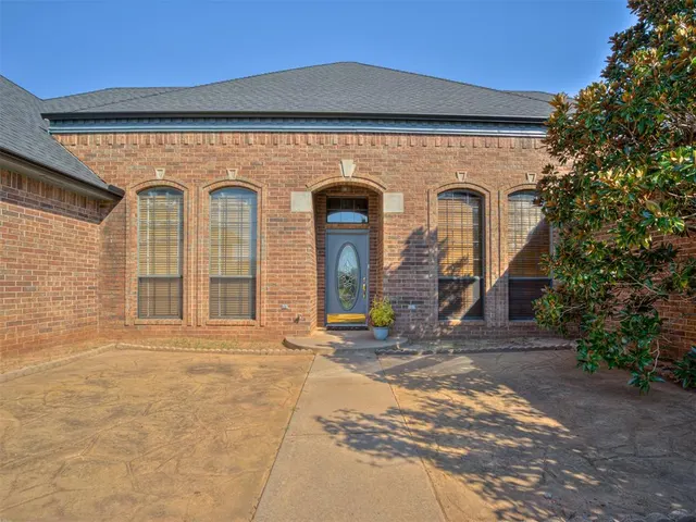 Photo 2 — 1423 E Twin Brook Terrace, Mustang, OK 73064