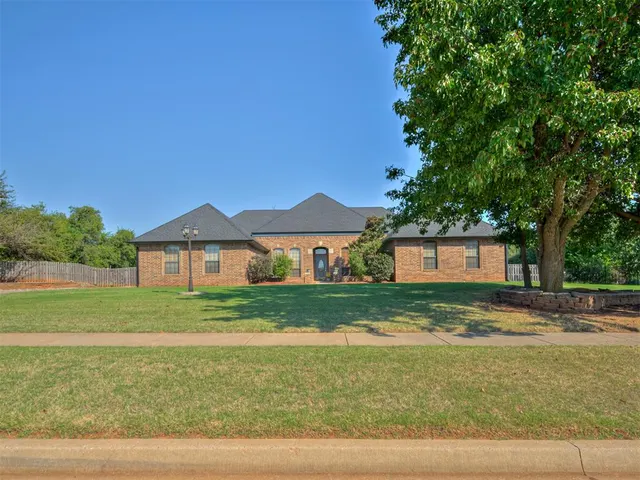 Photo 3 — 1423 E Twin Brook Terrace, Mustang, OK 73064