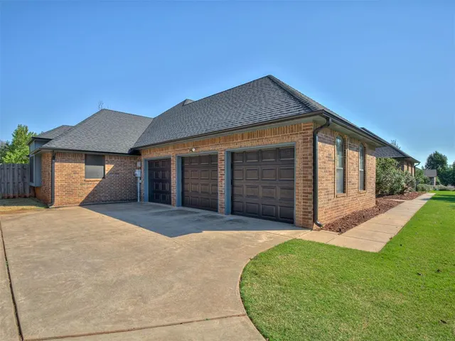 Photo 4 — 1423 E Twin Brook Terrace, Mustang, OK 73064