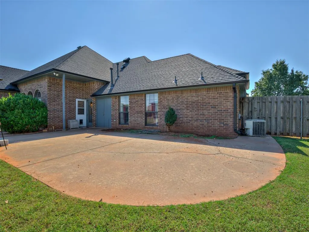Photo 5 — 1423 E Twin Brook Terrace, Mustang, OK 73064