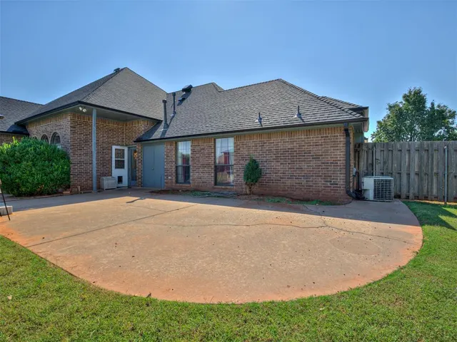 Photo 5 — 1423 E Twin Brook Terrace, Mustang, OK 73064