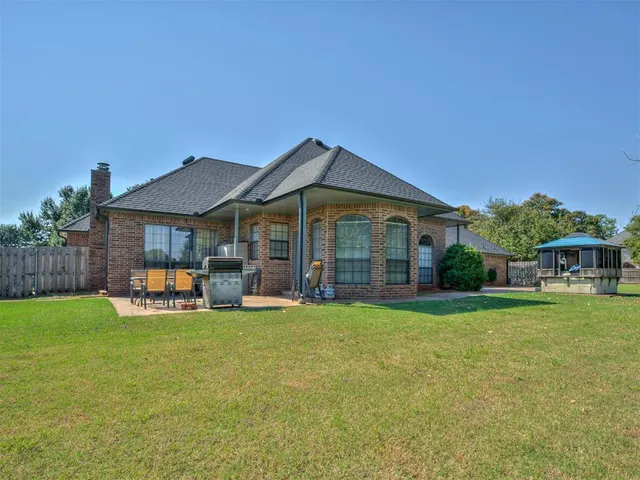 Photo 8 — 1423 E Twin Brook Terrace, Mustang, OK 73064