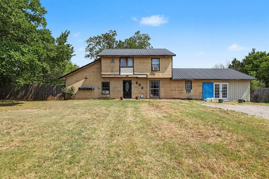 Front exterior — 909 E Park Street, Tecumseh, OK 74873
