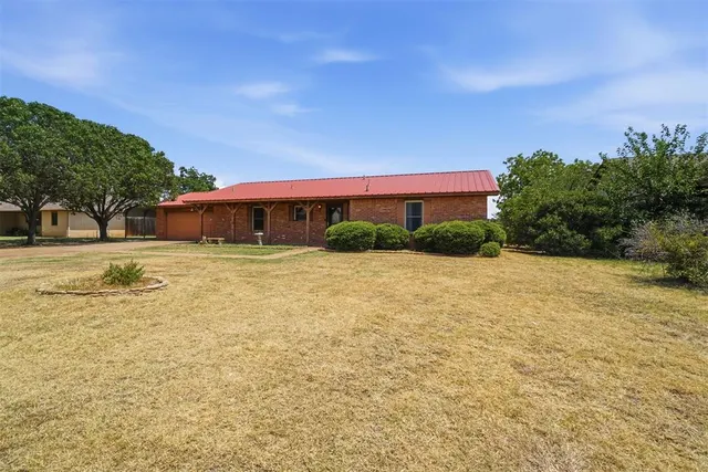 Photo 2 — 3300 N Park Lane, Altus, OK 73521