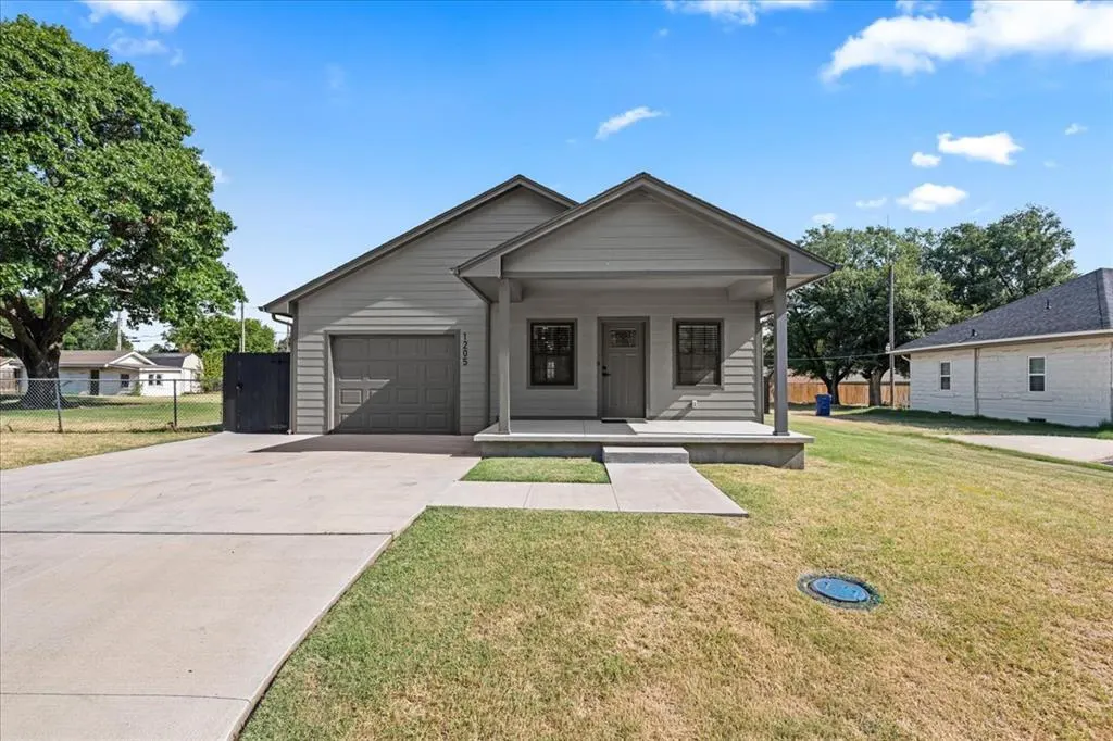 Front exterior — 1205 E Oak Street, El Reno, OK 73036