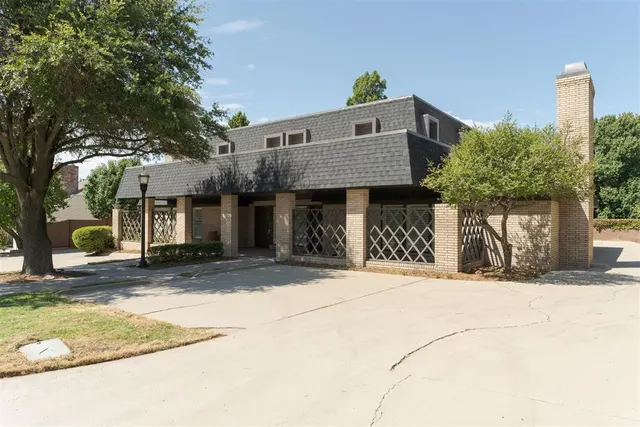 Photo 2 — 6345 Glenbrook Court, Oklahoma City, OK 73118