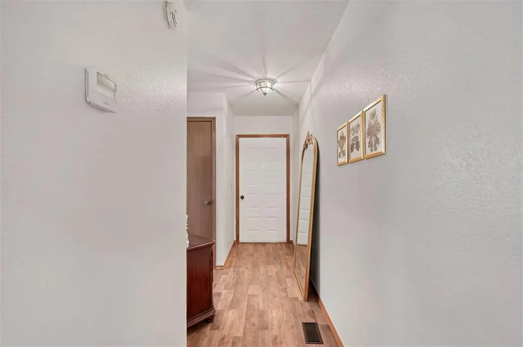 Photo 4 — 311 Glen Drive, Yukon, OK 73099