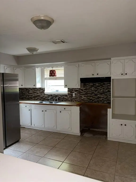 Photo 3 — 3601 Parkwoods Lane, Oklahoma City, OK 73110