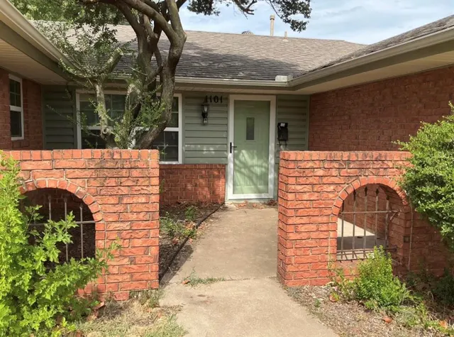 Photo 2 — 1101 Washington Street, Edmond, OK 73034