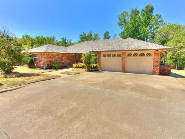 Photo 2 — 229 Chaucer Crescent Street, Midwest City, OK 73130