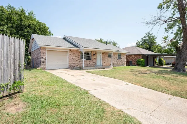 Photo 3 — 1504 Lawton, Moore, OK 73160