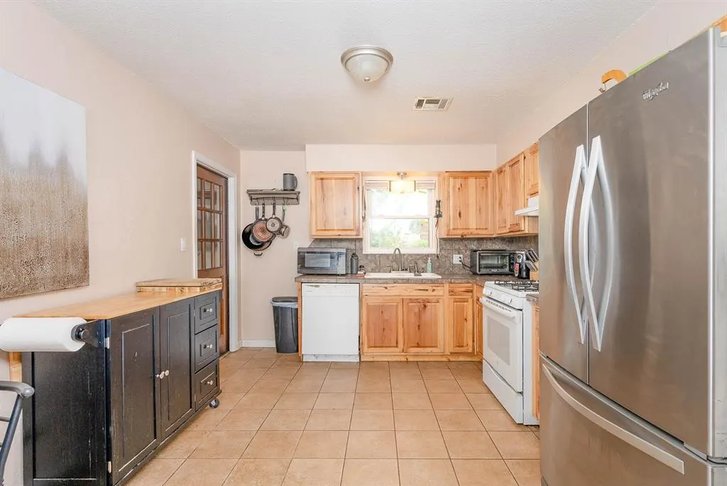 Photo 7 — 1504 Lawton, Moore, OK 73160