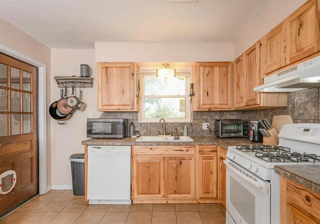 Photo 9 — 1504 Lawton, Moore, OK 73160