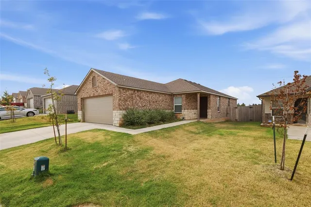 Photo 3 — 11832 NW 94th Street, Yukon, OK 73099