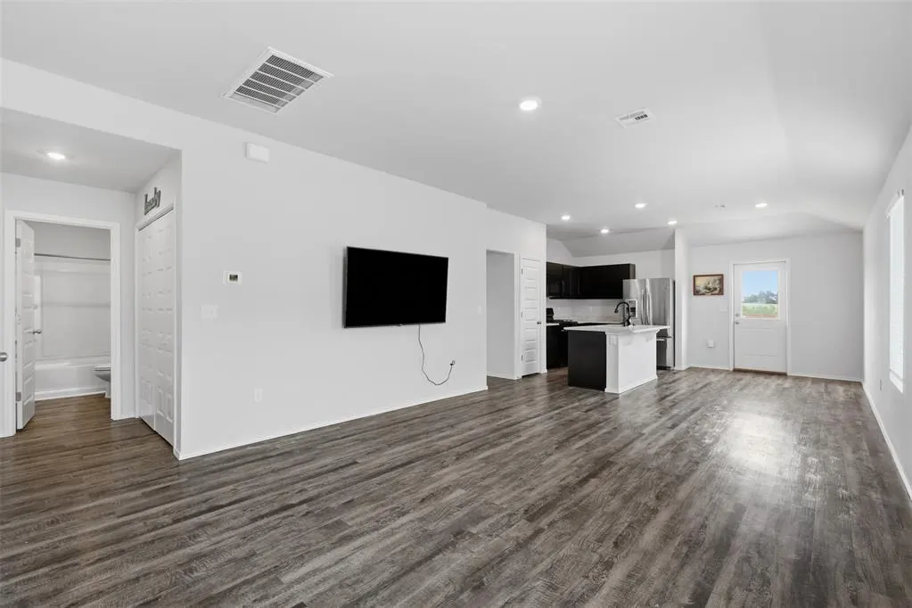 Photo 8 — 11832 NW 94th Street, Yukon, OK 73099