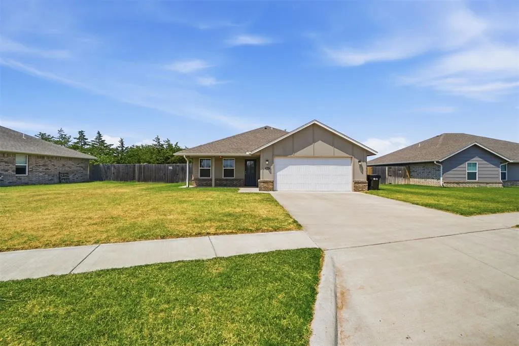 Photo 2 — 1513 Avalon Drive, Altus, OK 73521