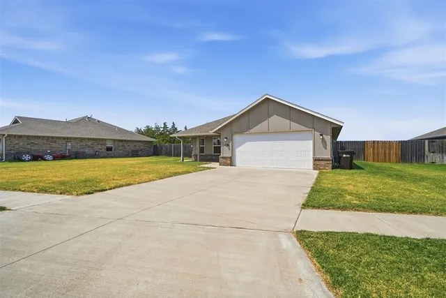 Photo 3 — 1513 Avalon Drive, Altus, OK 73521