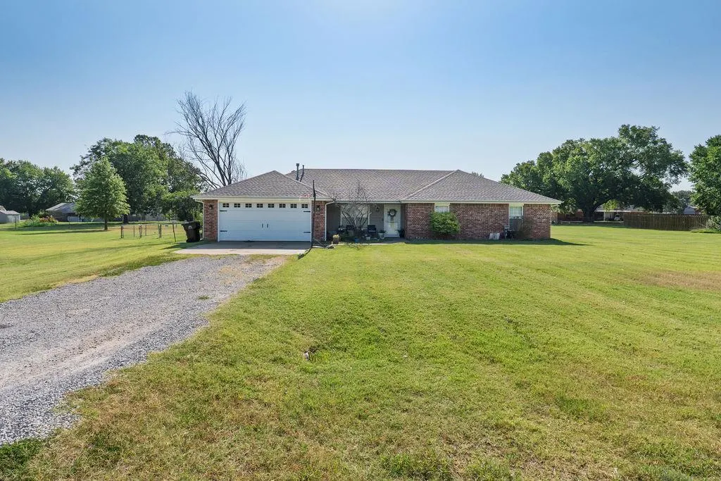 Photo 2 — 5505 Capricorn, Shawnee, OK 74804