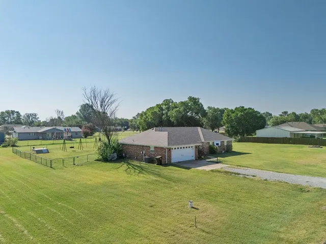 Photo 4 — 5505 Capricorn, Shawnee, OK 74804