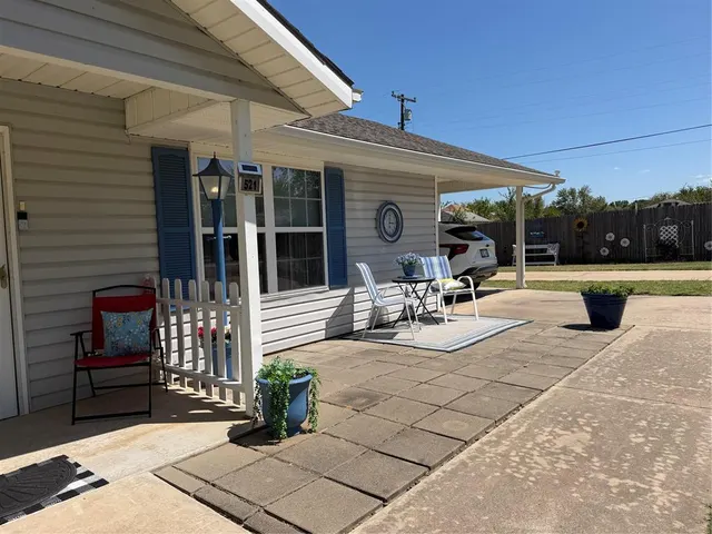 Photo 2 — 521 N Ballard Street, Maud, OK 74854