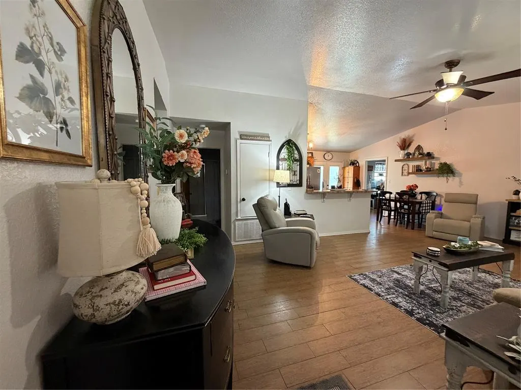 Photo 3 — 521 N Ballard Street, Maud, OK 74854