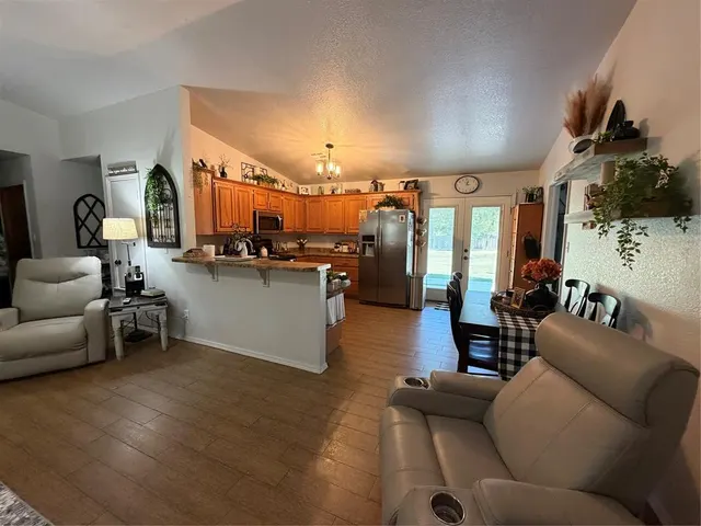 Photo 4 — 521 N Ballard Street, Maud, OK 74854