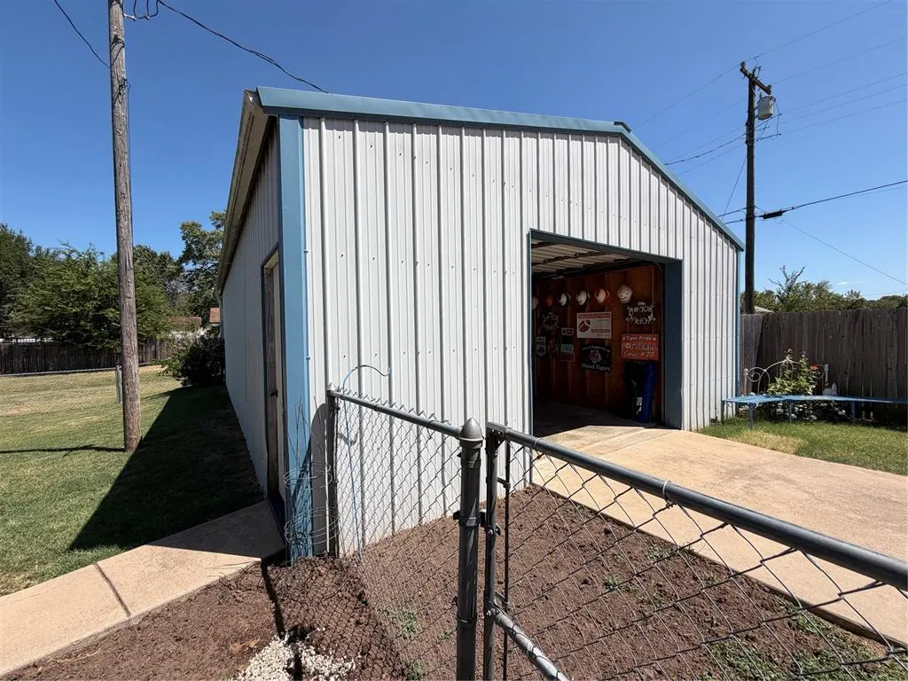 Photo 32 — 521 N Ballard Street, Maud, OK 74854