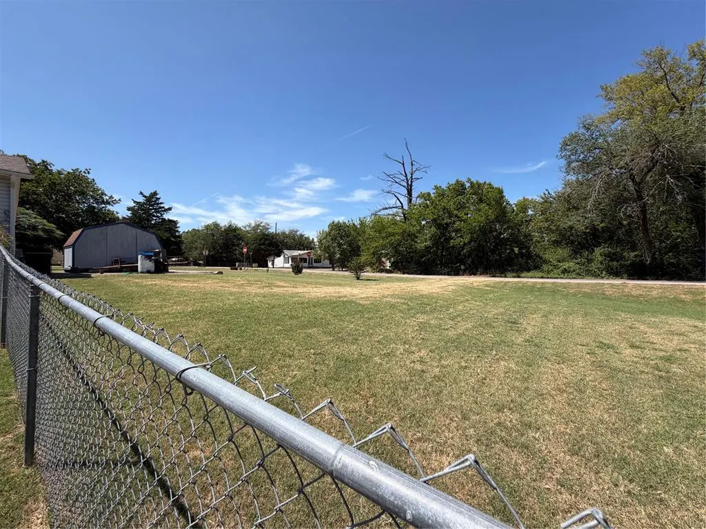 Photo 40 — 521 N Ballard Street, Maud, OK 74854